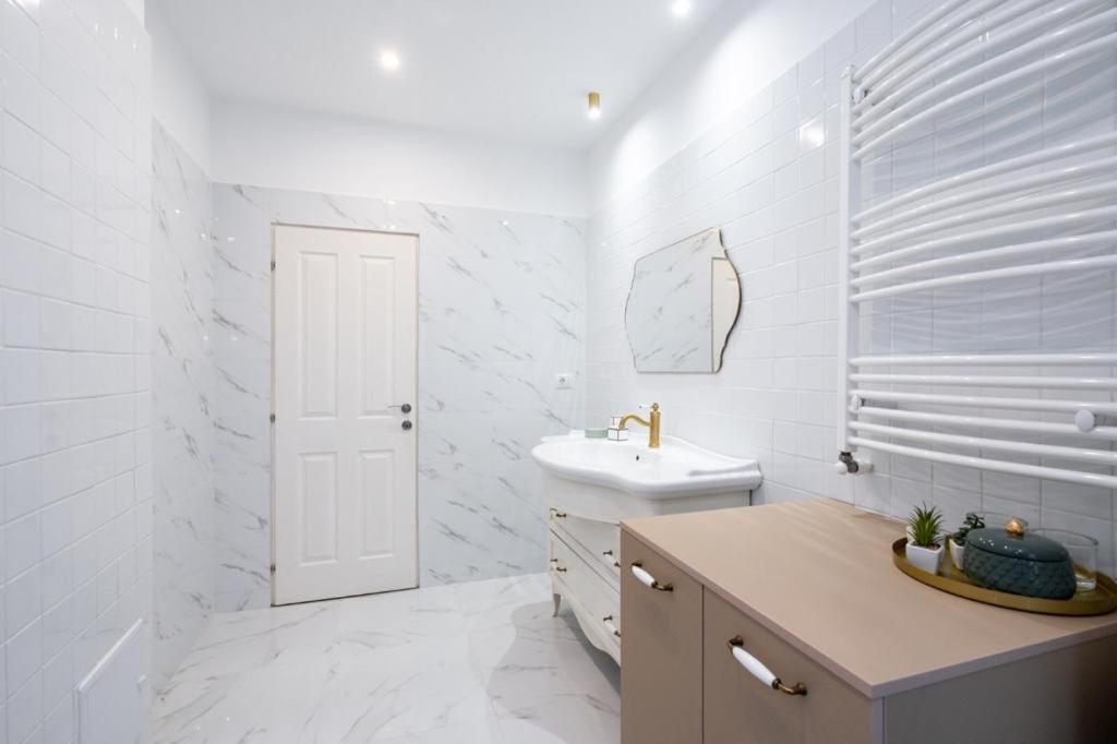 Wonderful Victorie Apartment Bukares Bagian luar foto